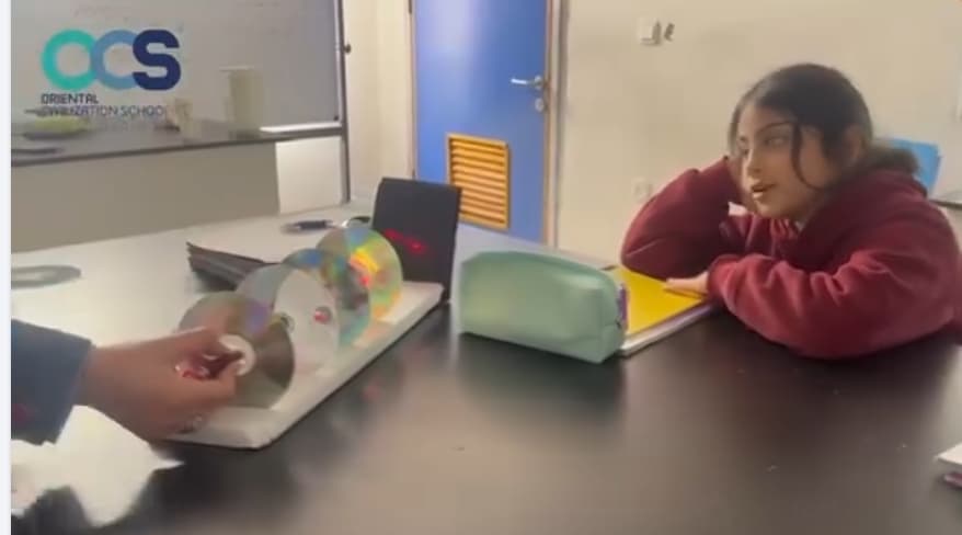 تجارب مخبرية باستخدام ادوات مختلفة مثل الليزر والكشاف