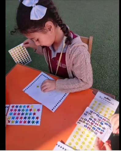 نشاط يعزز حب الطفل لنفسه وروضته ومعلمته