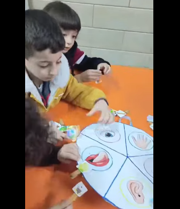 أبدعوا طلابنا الرائعين من خلال تفعيل درس الحواس الخمس عن طريق اللعب