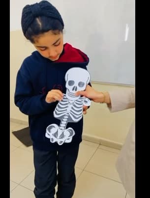 حصة مليئة بالنشاط مع طلاب الصف الخامس