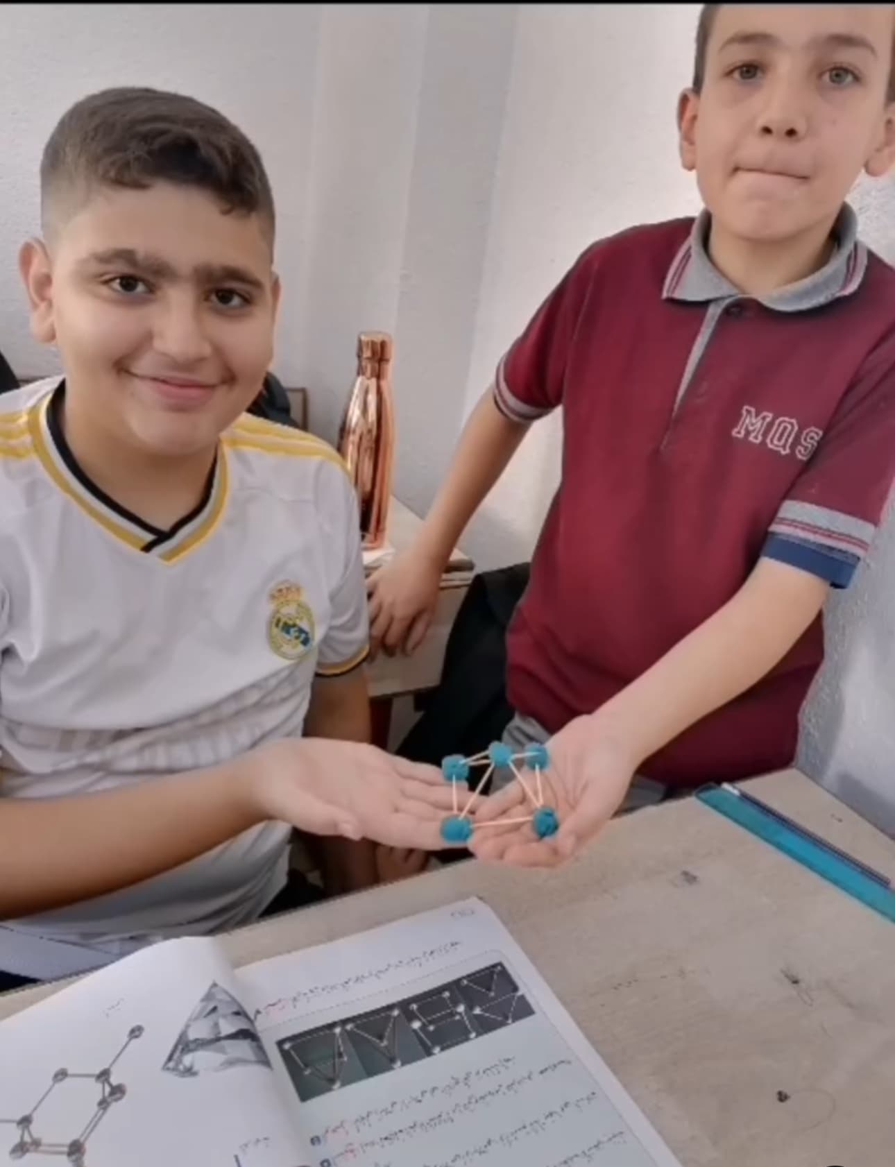 طلاب الصف السادس يتعرفون على ترتيب الذرات
