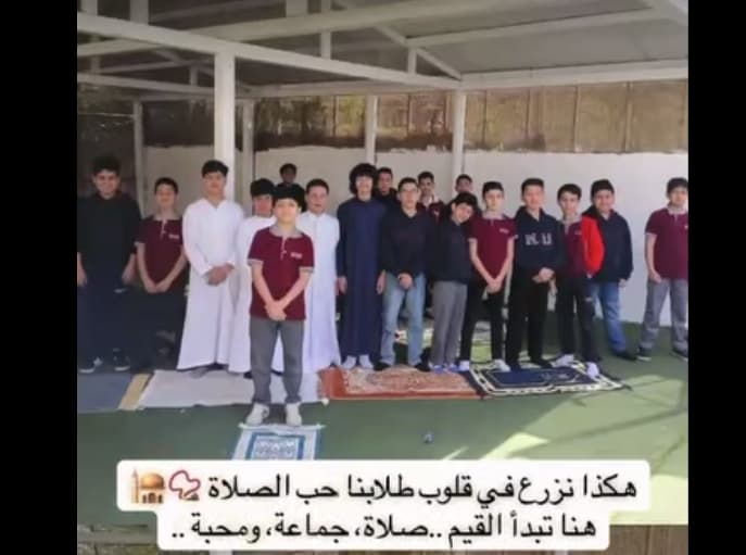 يجتمع طلاب الصف الخامس في مدارس القيروان لتطبيق عملي لكيفية أداء صلاة العيد