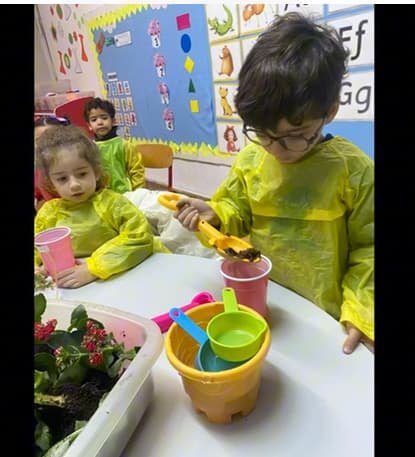 نشاط الزراعة يُعلم الطفل المسؤولية والصبر من خلال العناية بالنباتات