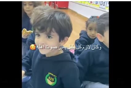 استمتع طلاب الروضة بتطبيق درس حاسة السمع برسالة صوتية من امهات الطلاب