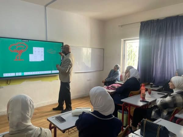 معلماتنا يخضعن لدورة تدريبية حول ميزات الشاشات الذكية الجديدة