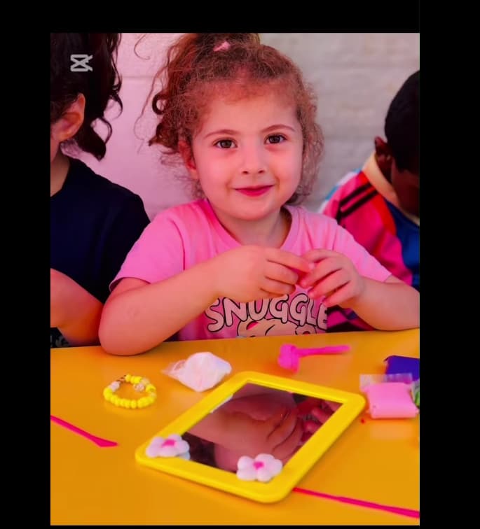 🪞👧🏼🧑🏻 لرؤية أجمل وجه من خلالها 🥰
