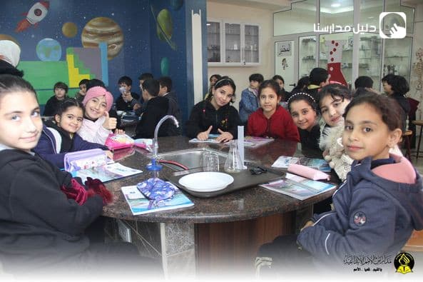 تجارب علمية لحالات المادة مع طلاب الصف الثالث