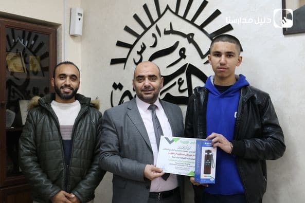 قام الدكتور سامر ابو عيشة بتكريم الطلاب المشاركين في نادي الاردوينو والدارات الكهربائية