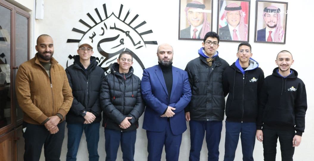 قام وفد من طلاب لجنة القدس الطلابية بزيارة السيد مدير المدرسة الأستاذ عبادة الحياري لتهنئته بمناسبة توليه إدارة المدرسة