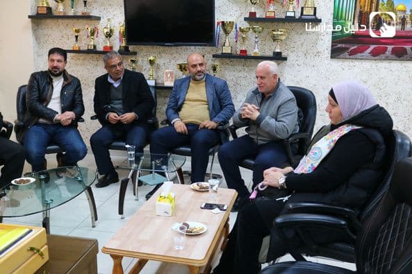 اجتمع مدير المدرسة أ. عبادة الحياري مع مجلس أولياء الأمور وذلك في الاجتماع الأول