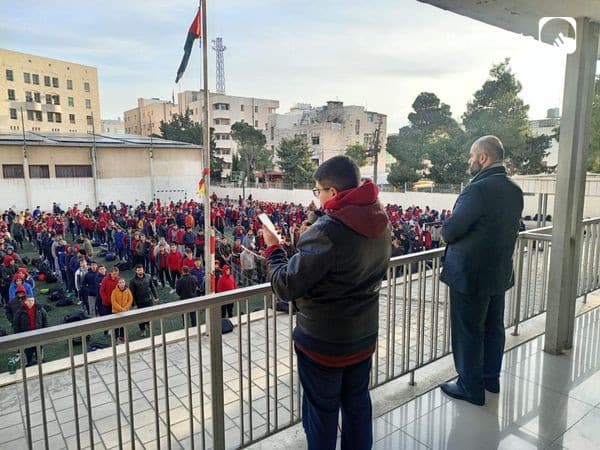 استقبل طلاب ثانوية البنين يومهم الدراسي بإذاعة مدرسية خلال الطابور الصباحي
