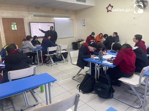 أبدى الطلاب تفاعلًا كبيرًا في هذه الحصة بحضور وإشراف المشرف التربوي لمادة الرياضيات الدكتور موسى عزت