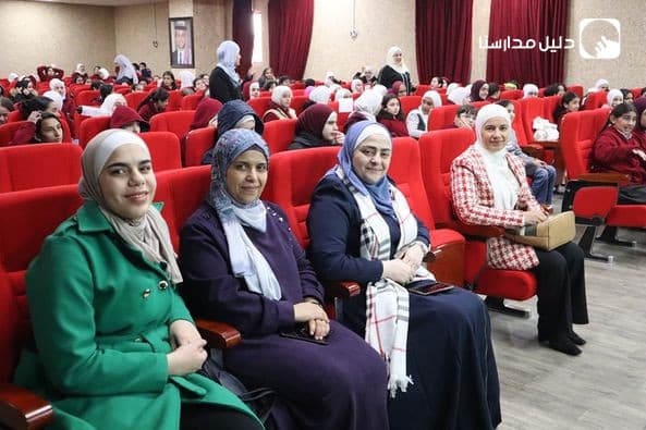 كرمت المديرة الأستاذة سوزان المحتسب الطالبات المشاركات والفائزات في المسابقة على مسرح الإدارة العامة