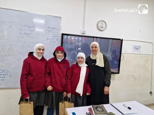 لفتة جميلة من معلمة التربية الإسلامية الفاضلة أسماء طوقان كرمت الطالبات اللواتي أكرمهن الله بالحجاب