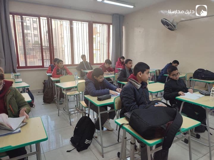 قام معلم الرياضيات الأستاذ محمد فارس بإعطاء حصة صفية إضافية قبل بدء اليوم الدراسي