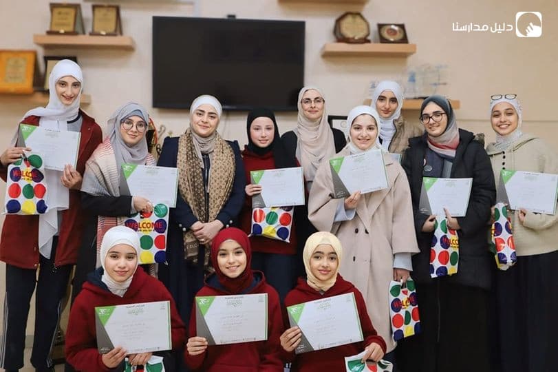 كرمت المديرة الأستاذة سوزان المحتسب الطالبات الفائزات بمسابقة قسم اللغة العربية