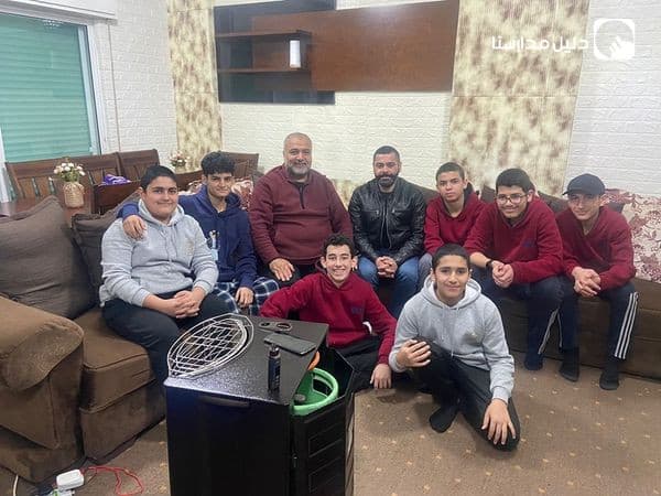 قام المعاون الإداري أ.محمد الدبس يرافقه ثلة من طلاب الصف الثامن بزيارة لزميلهم حمزة الدكن