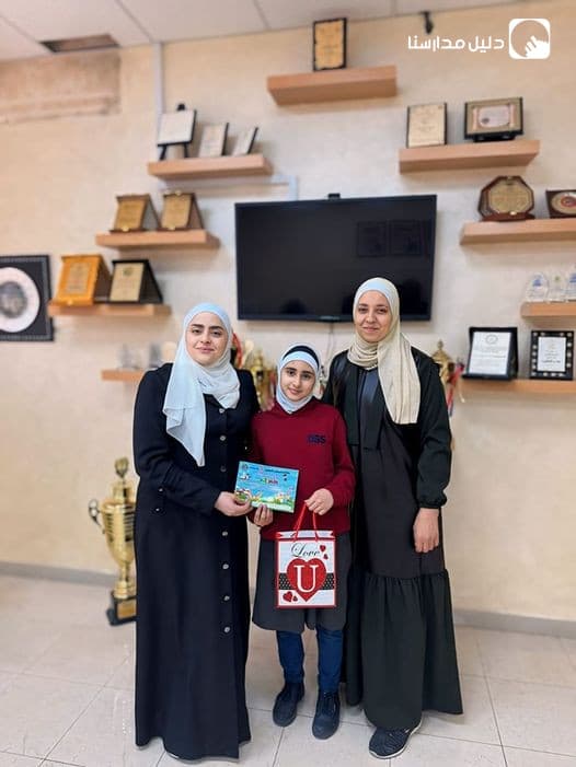 قامت المديرة الفاضلة سوزان المحتسب بتكريم الطالبة يارا العساف من الصف السادس