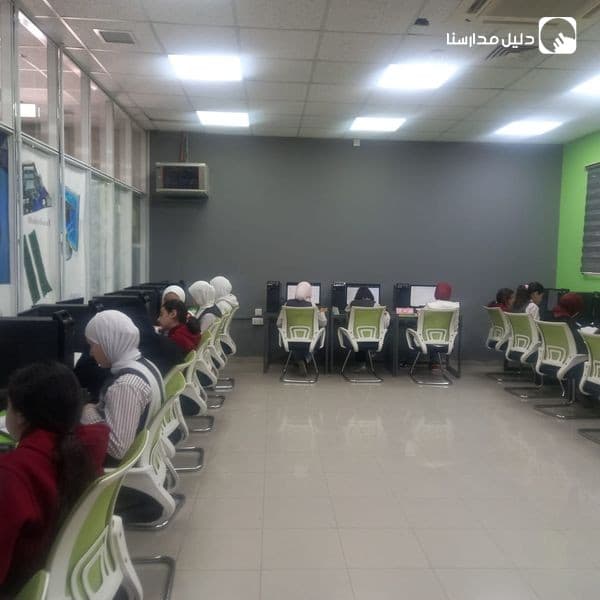 يحرص قسم العلوم على تفعيل مختبرات الحاسوب لتعزيز التعلم التقني وتزويد طالباتنا بمهارات متنوعة