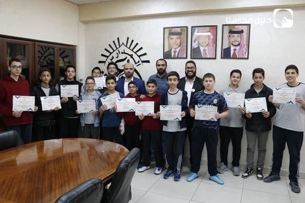 تكريم جزء من حفاظ طلبة الثامن وهم 15 طالبا من قبل مدير ثانوية البنين