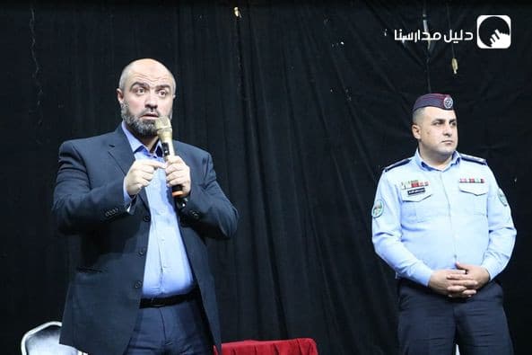 استضافت ثانوية البنين النقيب معن القضاة ليحاضر بطلاب الصف السابع والثامن حول مخاطر الجرائم الإلكترونية