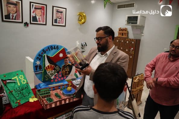 أعمال طلابيّة تتحدّث عن الأردن وتاريخه ورسومات خاصة بالاستقلال
