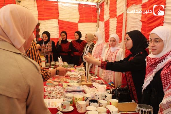 جانب من منتجات المعرض الإنتاجيّ لطالبات الصّف العاشر