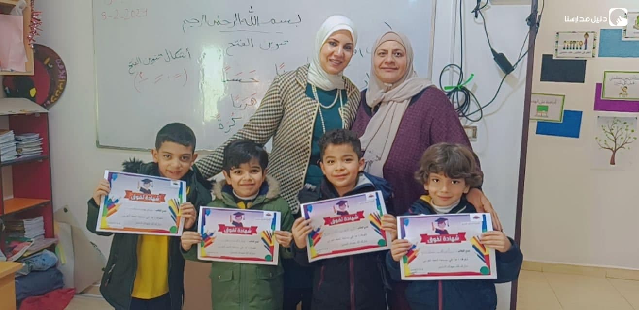 قامت  معلمة الصف الاول فاطمة حجير بتحويل درس  الاستماع  الى واقع داخل الغرفة الصفية