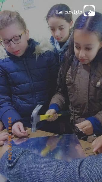 المرحلة الأولى من مشروع الرسم بالخيط والمسمار فنانات الصف الخامس