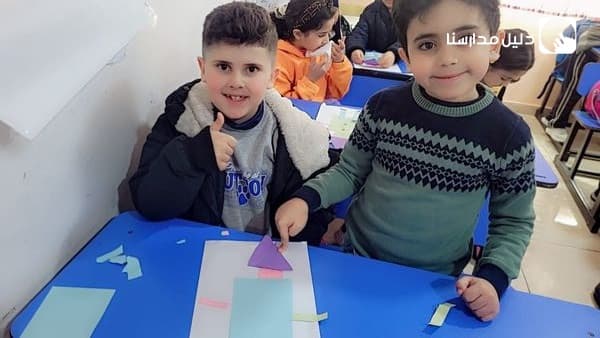 قام طلاب الصف الاول ب بعمل المهرج. من الاشكال الهندسية