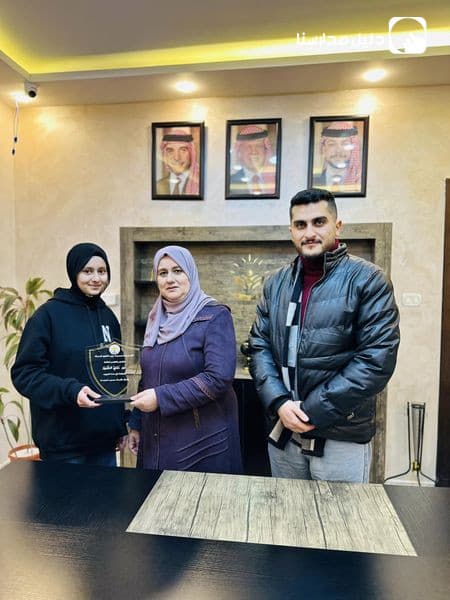 كرمت مديرة روضة ومدرسة دروب التفوق الحديثة الطالبات المتفوقات في مادة الفيزياء