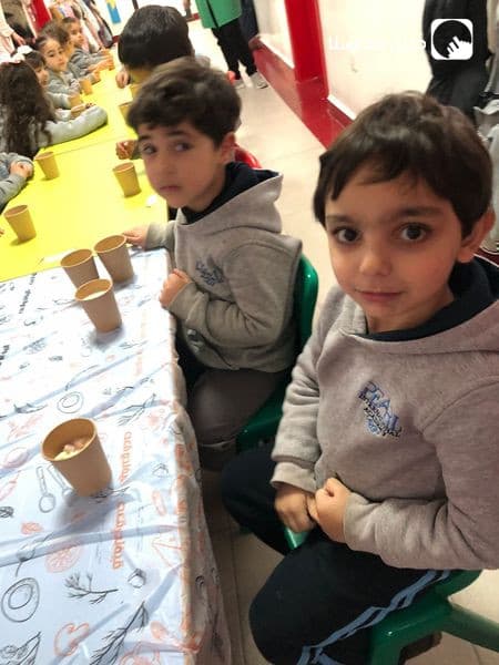 نشاط تناول مشروب السحلب في اجواء دافئة ومرحة