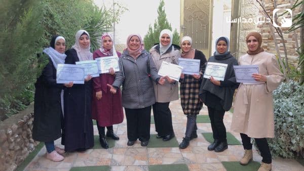 تكريم مديرة الروضة ومعلماتها على جهودهم التي بذلوها في العملية التعليمية خلال الفصل الأول