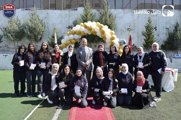 تكريم طالباتنا المميزات والمتفوقات في القسم الثانوي بنات مبارك لهن هذا التفوق الرائع
