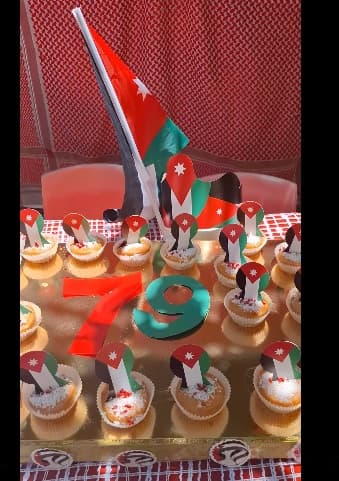 وزينا حلوياتنا بالعلم الأردني فرحا بعيد أستقلالك يا أردني الغالي
