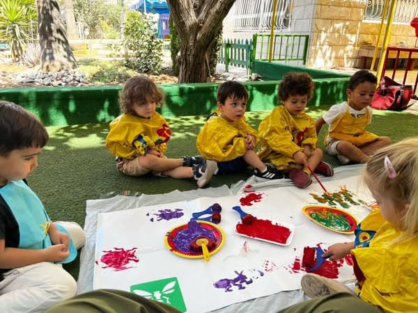 الرسم الجماعي نشاط فني تعاوني للأطفال