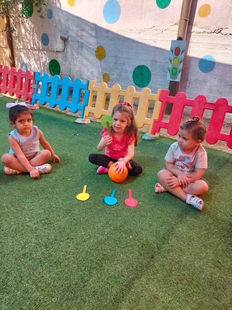 لعبة التعارف … كل طفل يعرفنا باسمه واللون المفضل لديه