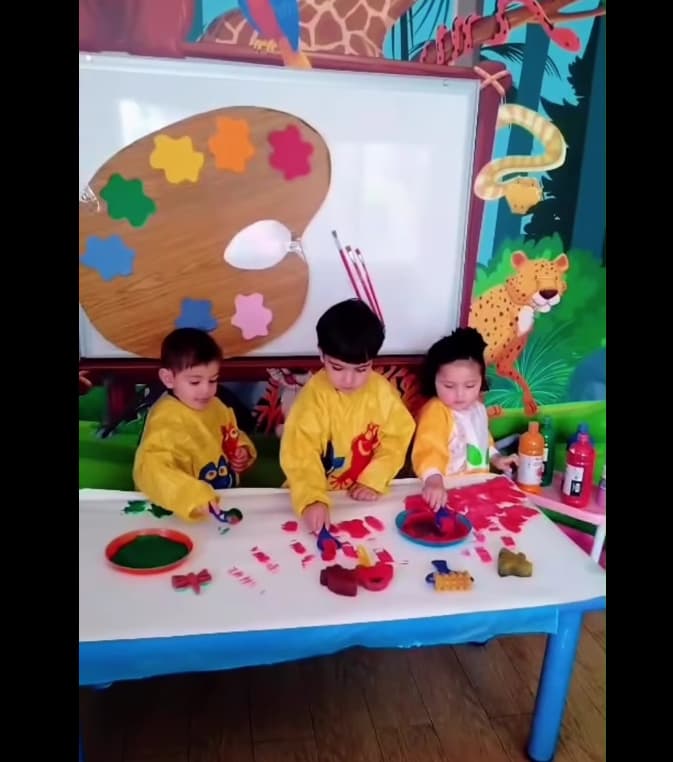 نشاط الرسم للصغار بيخليهم يعبّروا عن مشاعرهم