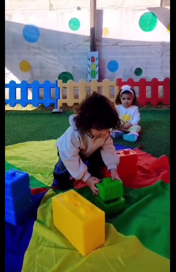 تصبح المكعبات البلاستيكية قلاعاً، والمظلة الملونة بساطاً سحرياً!