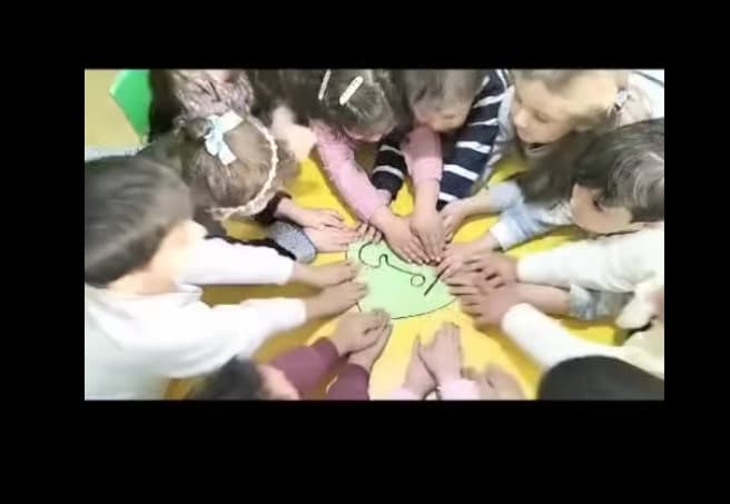 اجتمعوا أطفالنا اليوم ليحكوا (بحركاتهم) قدّيش بيحبوا أمهاتهم