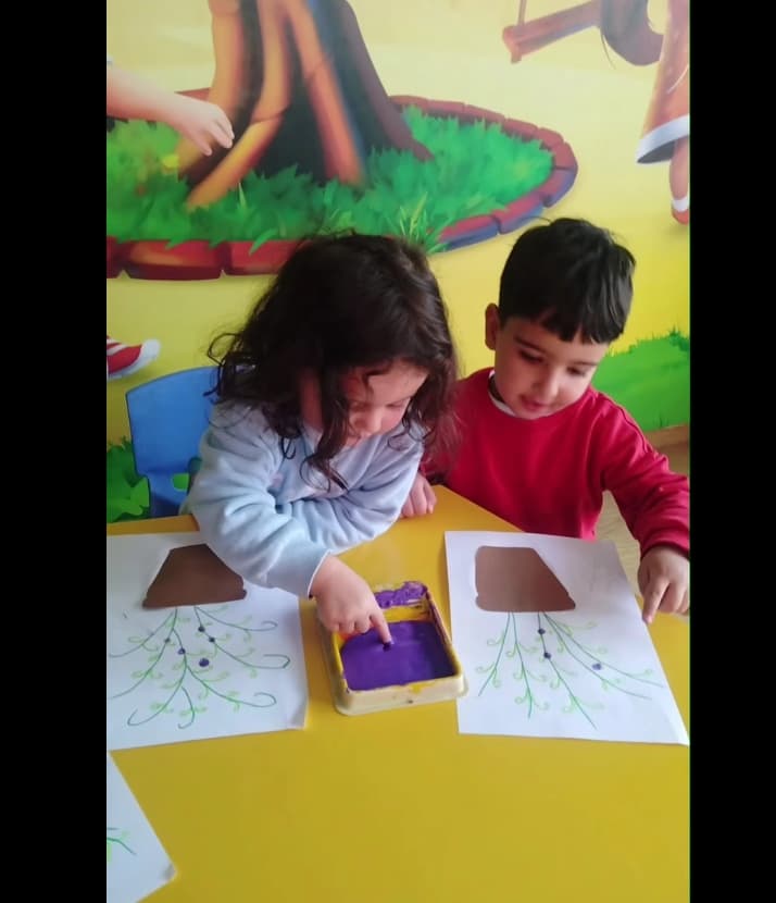 لما تلمس أصابعهم الألوان… تولد أجمل اللحظات ❤️
