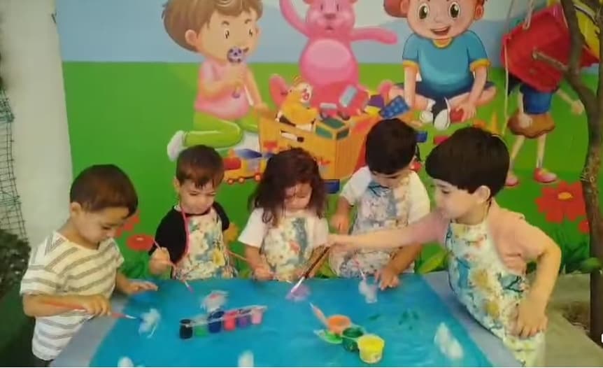 عاش أطفالنا تجربة حسية مميزة بالرسم والتلوين على قطع الثلج