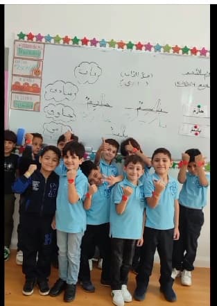 أبطال الصف الأول قامو بعمل نشاط ساعة حب