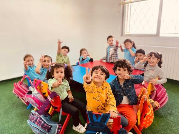 في بيت تصحو بزواياه الأحلام هنا روضة شمس المملكة