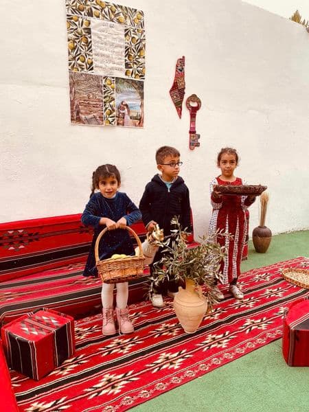 وتبقى صورهم ذكرى جميلة في موروثهم الثقافي والديني (kg)