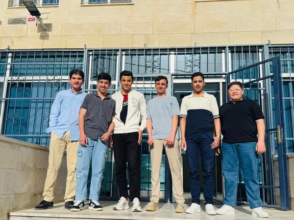 الاذاعة الصباحية لليوم مع طلاب الصف العاشر