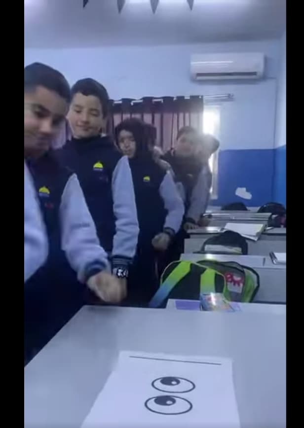 تبدع أنامل طلابنا بأجمل الرسومات