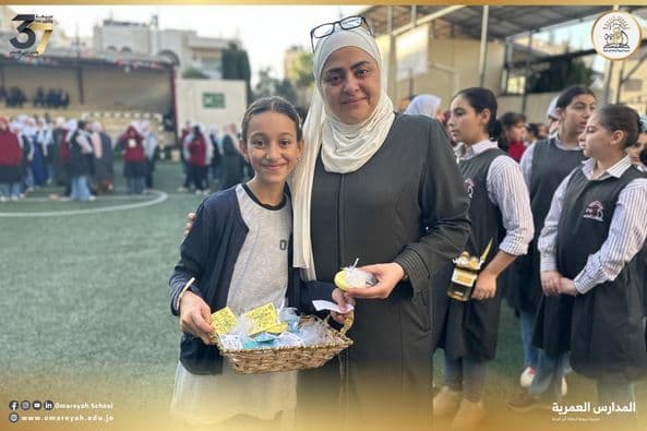 تبقى صنائعهم في الأرض بعدهم... والغيث إن سار أبقى بعده الزهرا...