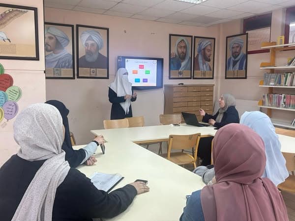 قام فريق مشرفات ثانوية البنات بقيادة مديرة التطوير والتدريب د. رهام العطار بتنفيذ ورشات تدريبية