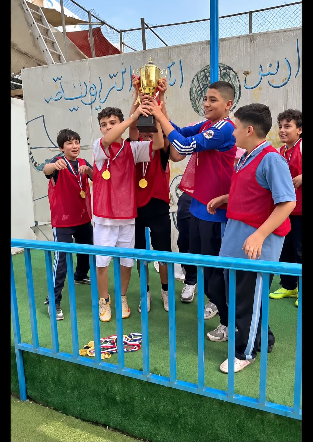 بطولة كرة القدم المدرسية في أجواء مليئة بالحماس والتحدي